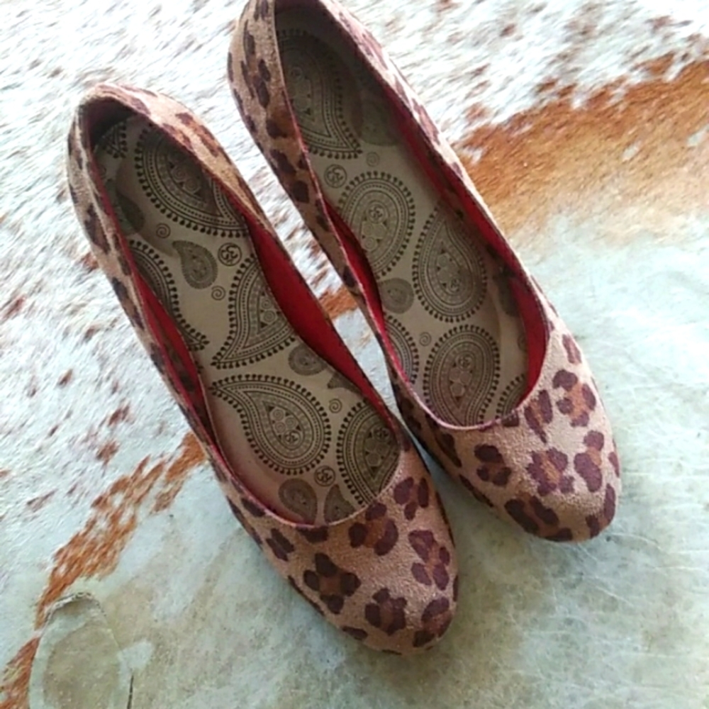 Gently worn sz 9 leopard print heels. Worn only 1x with only a few markings.